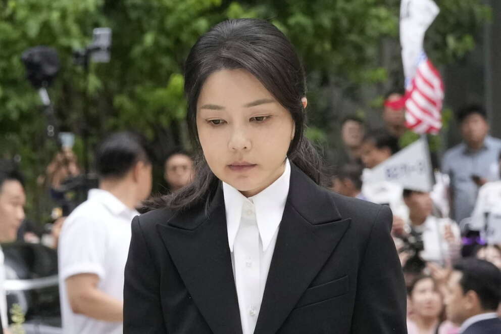 Corea del Sud, l’ex First Lady condannata a 7 anni: “gioielli in cambio di nomine” per la moglie del presidente deposto