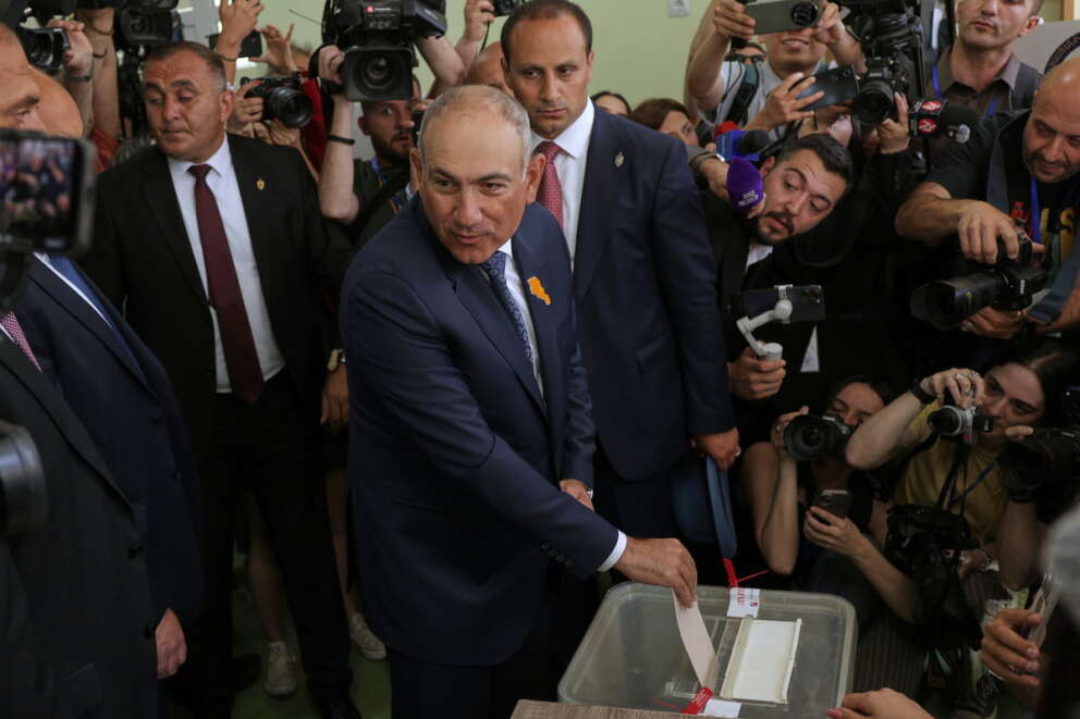 Armenia, il premier filo-occidentale Pashinyan vince le elezioni: altro colpo a Putin