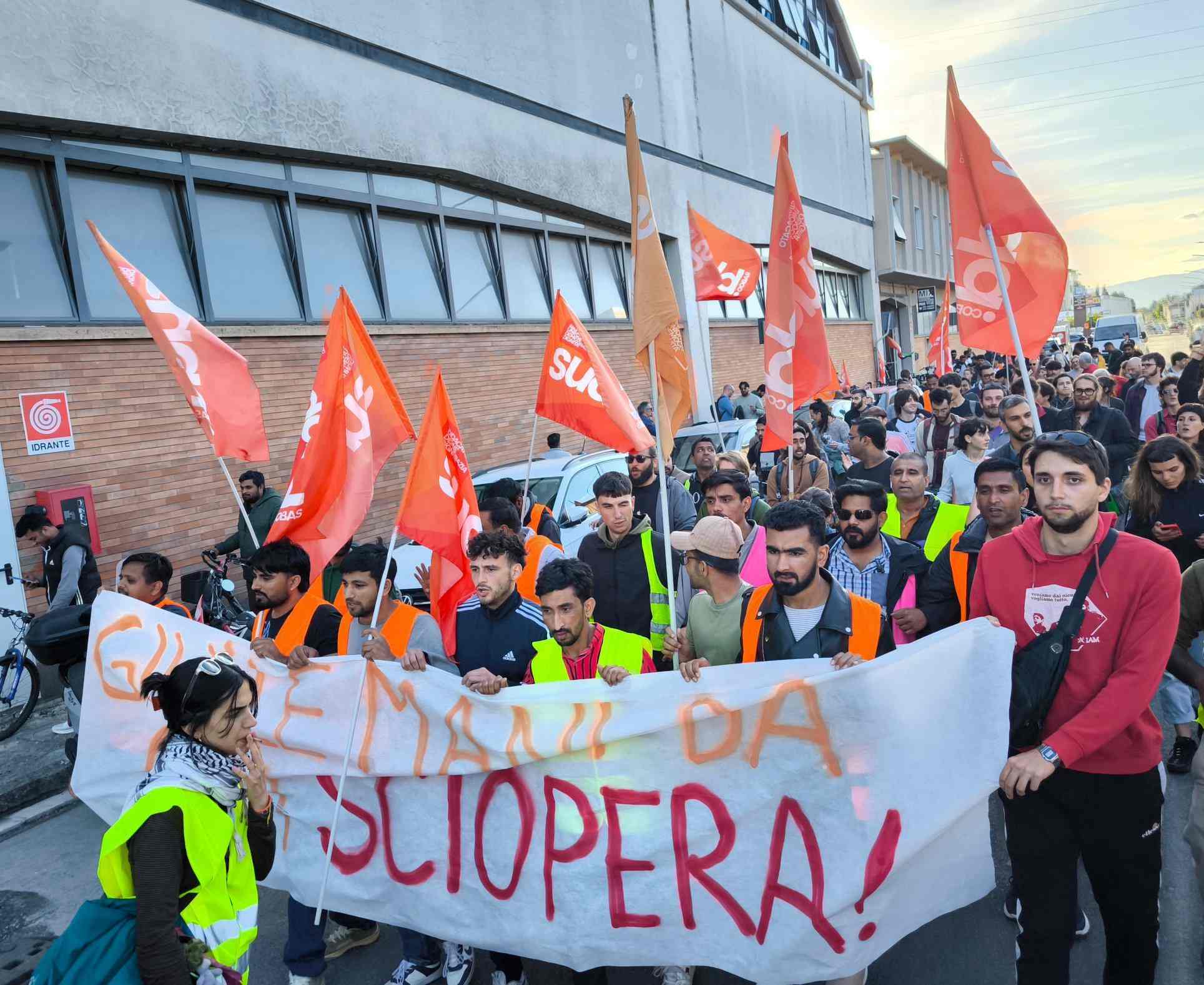 Padroni e caporali aggrediscono gli operai in picchetto a Seano per liberare le merci dalla morsa dello sciopero