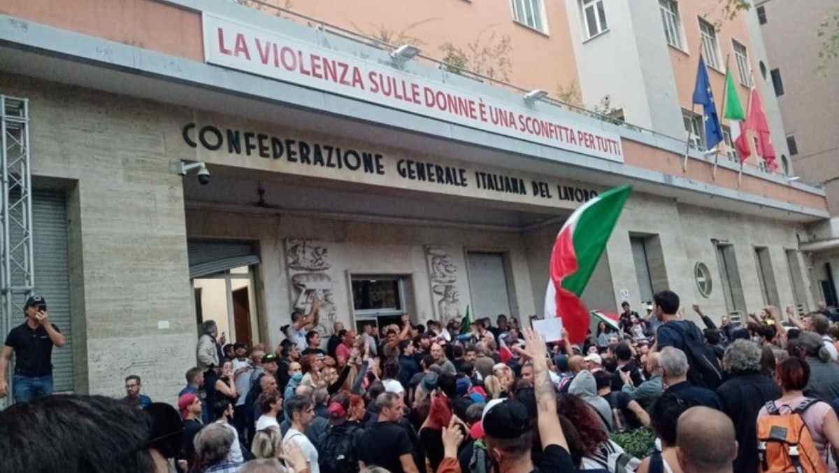 Assalto alla CGIL, spariti i filmati degli agenti infiltrati: il giallo dei militari nella sede del sindacato