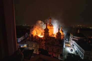 Missili russi su Kiev, in fiamme la Cattedrale della Dormizione simbolo della cristianità: per Mosca “colpita da Patriot Usa”