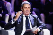 “Grato a Meloni per essere qua, lei non mette becco sul telegiornale perché si fida”, bufera sul direttore del Tg1 Chiocci