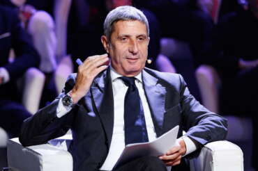 “Grato a Meloni per essere qua, lei non mette becco sul telegiornale perché si fida”, bufera sul direttore del Tg1 Chiocci