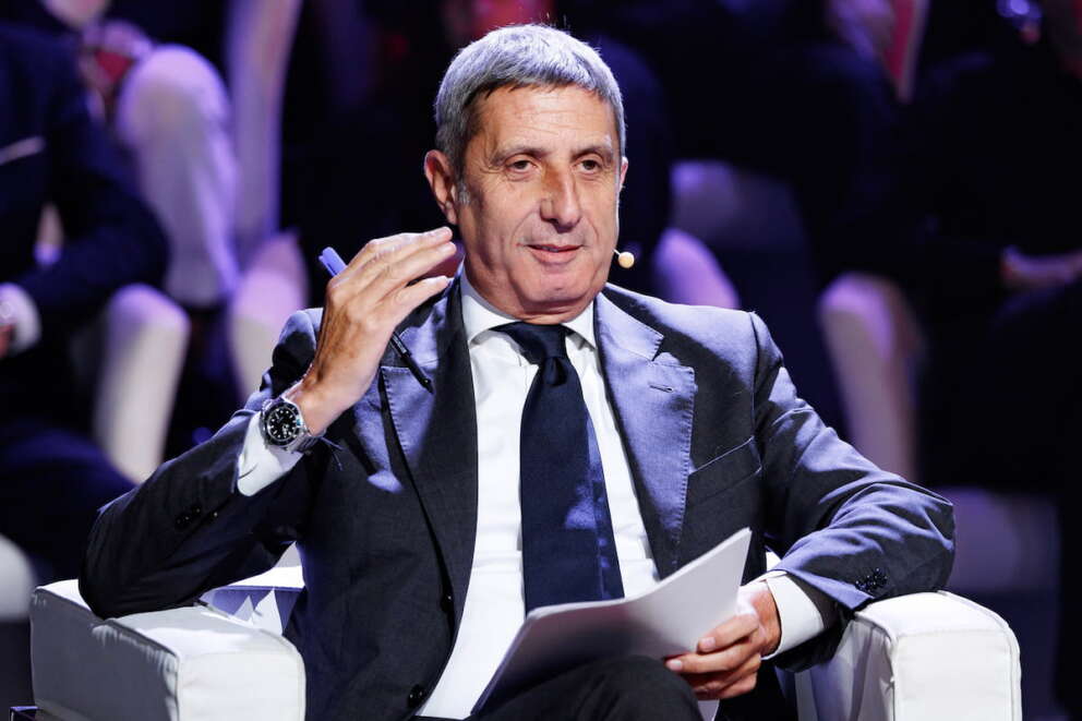 “Grato a Meloni per essere qua, lei non mette becco sul telegiornale perché si fida”, bufera sul direttore del Tg1 Chiocci