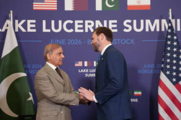 Iran-Usa, finito il primo round di colloqui in Svizzera: l’intesa fragile tra le sparate di Trump e i raid di Israele in Libano