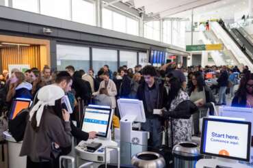 Controlli biometrici, con l’estate rischio caos negli aeroporti: scontro tra scali e Bruxelles sul sistema EES