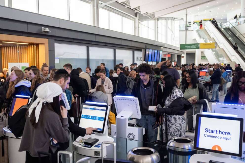 Controlli biometrici, con l’estate rischio caos negli aeroporti: scontro tra scali e Bruxelles sul sistema EES