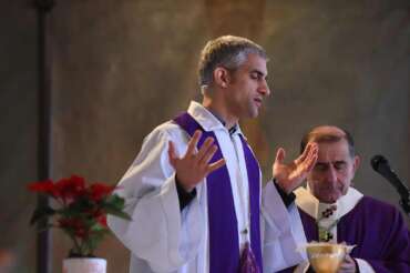 L’incredibile vicenda di Don Roberto Mozzi: denunciato per rivelazione del segreto per aver parlato dei suicidi in cella…