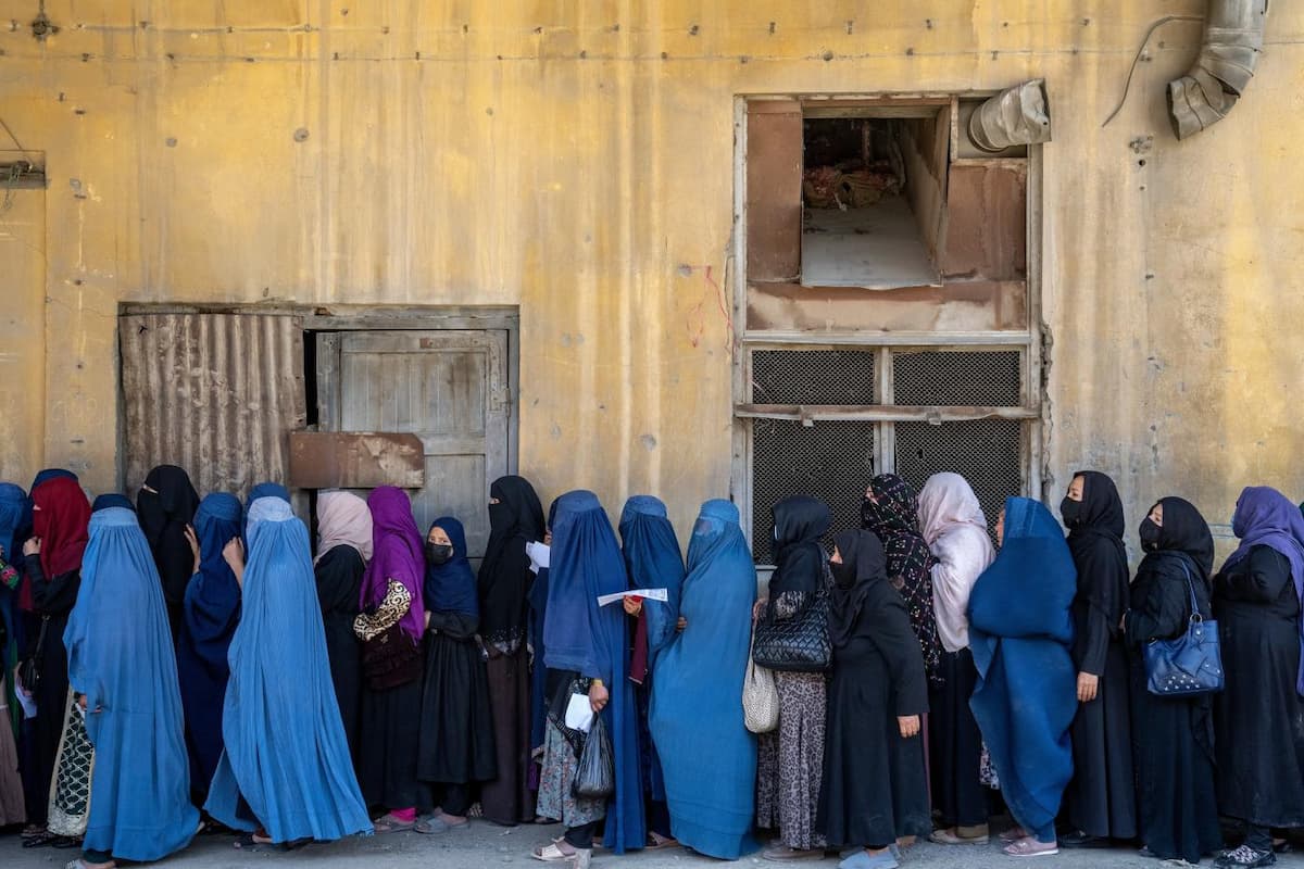 L’Europa pronta a piegarsi ai Talebani, la Commissione Ue accelera sui rimpatri in Afghanistan e li invita a Bruxelles