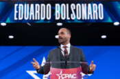 Brasile, condannato a 4 anni Eduardo Bolsonaro: la sentenza per aver provato a influenzare il processo contro il padre Jair