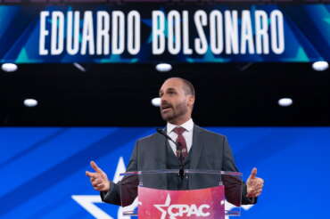 Brasile, condannato a 4 anni Eduardo Bolsonaro: la sentenza per aver provato a influenzare il processo contro il padre Jair
