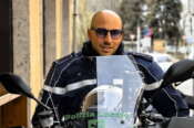Milano, muore agente della polizia locale in moto durante un inseguimento: arrestato l’automobilista pirata