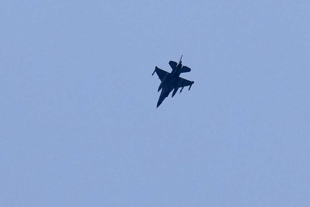 Iran, attacchi Usa contro il regime dopo l’abbattimento di un Apache: missili di Teheran su obiettivi americani nel Golfo