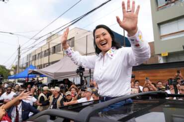 Keiko Fujimori vince le elezioni in Perù, la figlia dell’ex dittatore Alberto ce la fa per 40mila voti dopo tre ballottaggi persi
