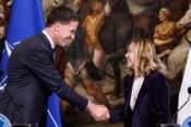 Rutte sbugiarda Meloni e la sua “schiena dritta” con Trump, almeno 500 aerei Usa decollati dalle basi in Italia contro l’Iran
