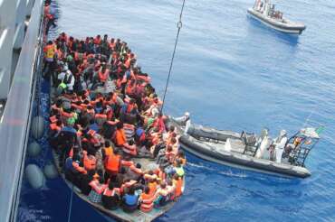 Come il governo Meloni vuole consegnare le ong ai libici: ma un processo minaccia la “cortina di ferro” anti-migranti