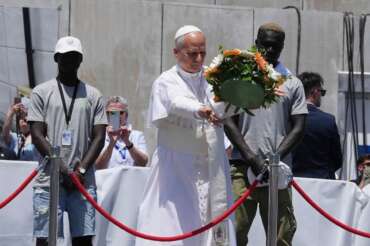 Papa Leone, il discorso storico alle Canarie dal ‘porto della vergogna’: “Europa non può abituarsi a Mediterraneo cimitero di migranti”