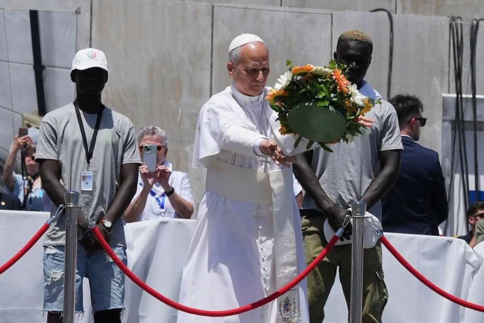 Papa Leone, il discorso storico alle Canarie dal ‘porto della vergogna’: “Europa non può abituarsi a Mediterraneo cimitero di migranti”