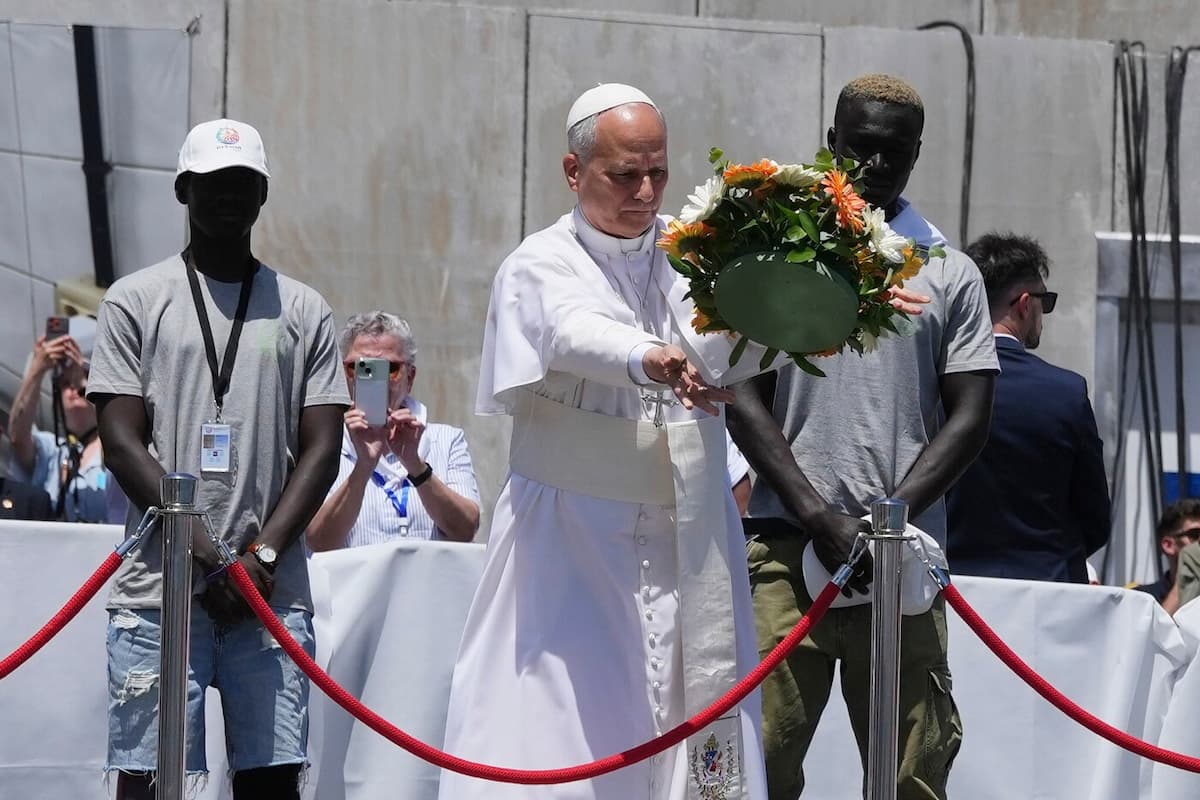 Papa Leone, il discorso storico alle Canarie dal ‘porto della vergogna’: “Europa non può abituarsi a Mediterraneo cimitero di migranti”