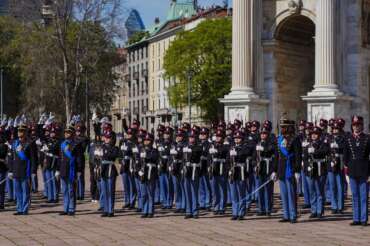 Abusi sessuali alla Scuola militare Teuliè di Milano, arrestato prof di italiano: le violenze per superare gli esami