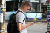 Social vietati per i minori di 16 anni e “coprifuoco” digitale serale, il Regno Unito segue il modello Australia