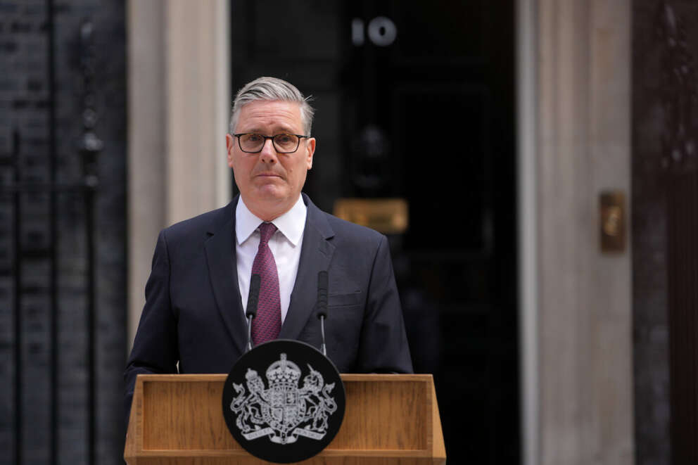 Starmer si dimette, il primo ministro britannico lascia travolto da scandali e impopolarità: per la successione favorito Burnham