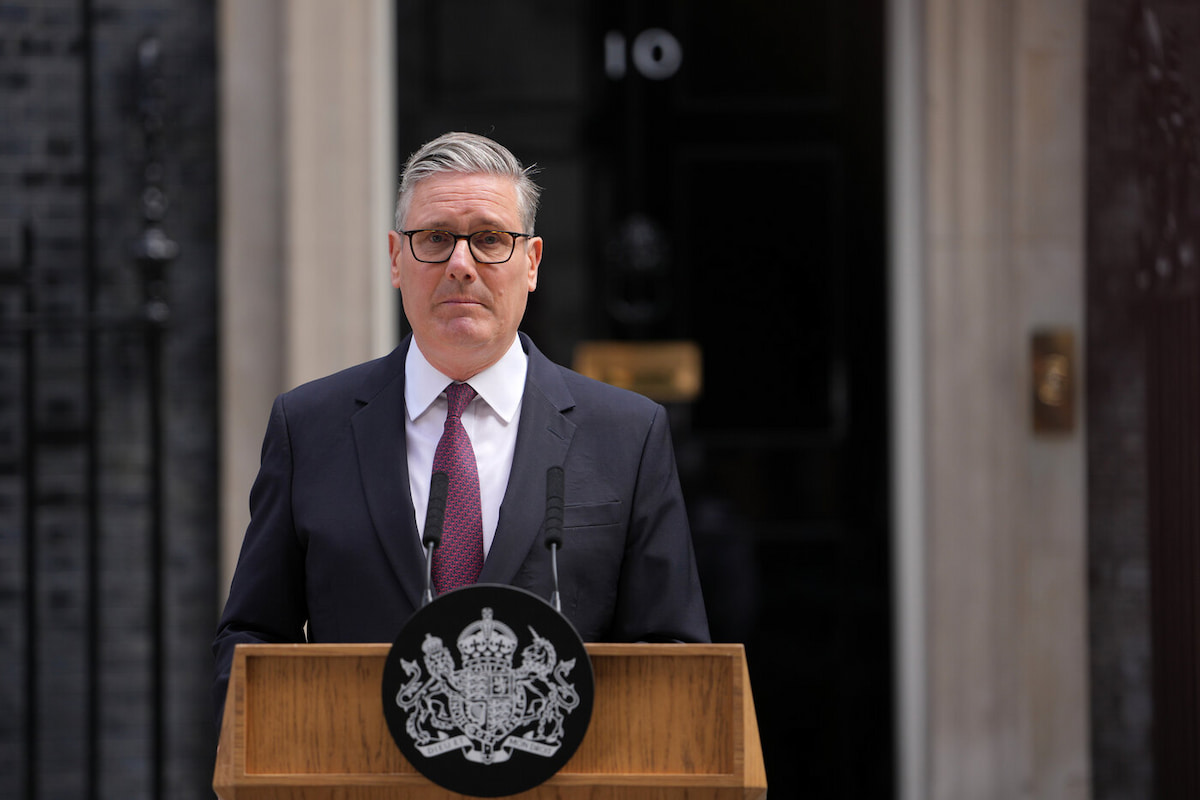 Starmer si dimette, il primo ministro britannico lascia travolto da scandali e impopolarità: per la successione favorito Burnham