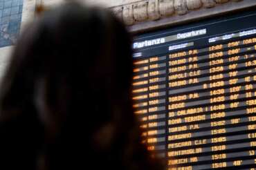 Perché i treni sono in ritardo o cancellati, altro lunedì nero per gli italiani: i lavori a Firenze e il guasto a Milano