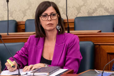 Vigilanza Rai, si dimettono tutti i membri dell’opposizione: via anche la presidente Floridia dopo il boicottaggio della destra