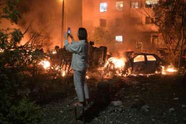 A woman takes photo of destructions following Russian missile attacks in Kyiv, Ukraine, Monday, July 6, 2026. (AP Photo/Danylo Antoniuk) Associate Press/ LaPresse Only Italy and Spain