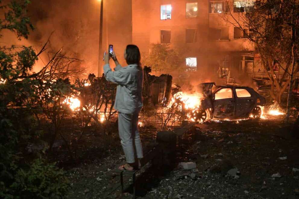 A woman takes photo of destructions following Russian missile attacks in Kyiv, Ukraine, Monday, July 6, 2026. (AP Photo/Danylo Antoniuk) Associate Press/ LaPresse Only Italy and Spain