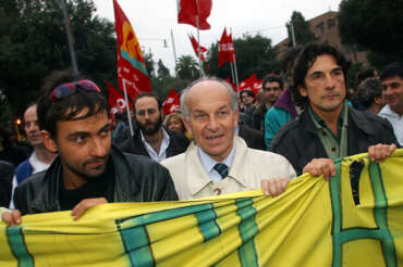 © MARCO MERLINI / LAPRESSE 16-11-2002 ROMA POLITICA MANIFESTAZIONE CONTRO GLI ARRESTI DI FRANCESCO CARUSO E ALTRI ESPONENTI DEL MOVIMENTO NO GLOBAL NELLA FOTO ANUBI D’AVOSSA, FAUSTO BERTINOTTI E PIERO BERNOCCHI