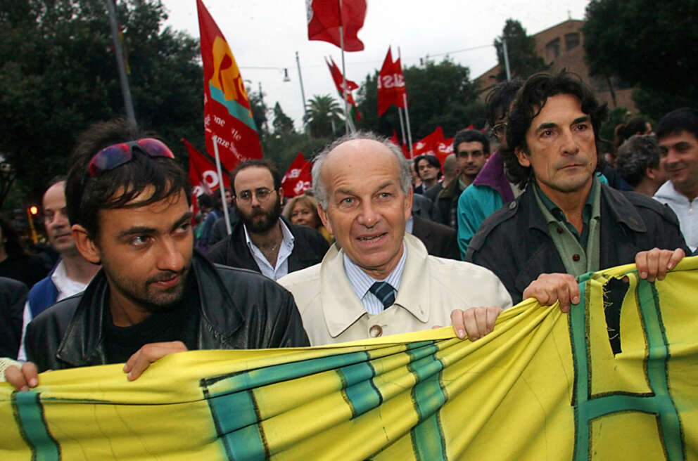 © MARCO MERLINI / LAPRESSE 16-11-2002 ROMA POLITICA MANIFESTAZIONE CONTRO GLI ARRESTI DI FRANCESCO CARUSO E ALTRI ESPONENTI DEL MOVIMENTO NO GLOBAL NELLA FOTO ANUBI D’AVOSSA, FAUSTO BERTINOTTI E PIERO BERNOCCHI