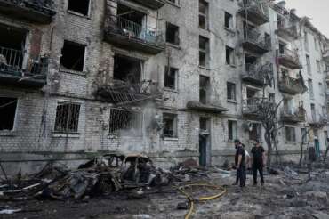Raid russi su Kiev, almeno 13 morti negli attacchi sulla capitale: Zelensky chiede agli Usa licenza per i Patriot