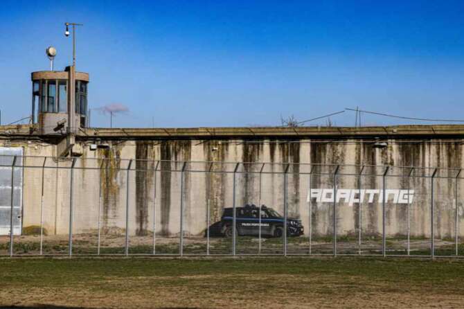 Le carceri toscane scoppiano, la soluzione del Dap: “I detenuti dormano per terra”
