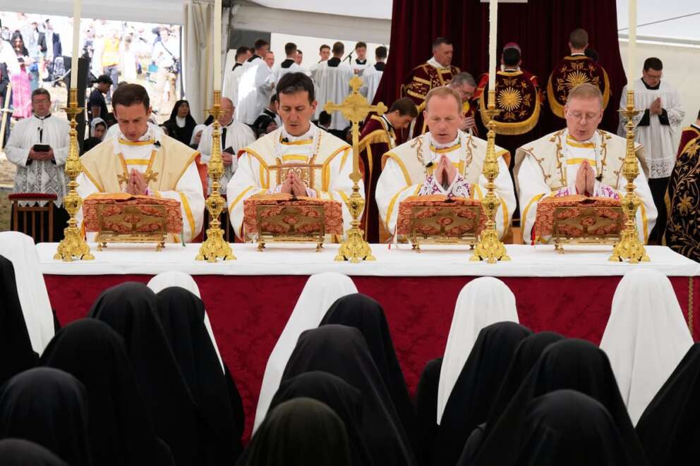 Scisma nella Chiesa cattolica, i lefebvriani sfidano Papa Leone: consacrati 4 vescovi in Svizzera, si va verso la scomunica